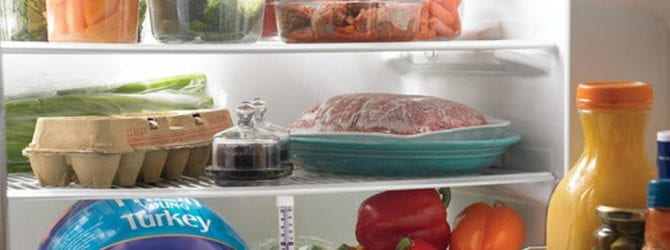 开放式冰箱显示肉，鸡蛋，农产品，果汁以及更多随机存储